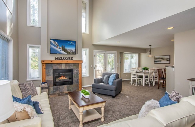 Modern Parkside Home! Hot Tub * XBox * Ping Pong * Billiards
