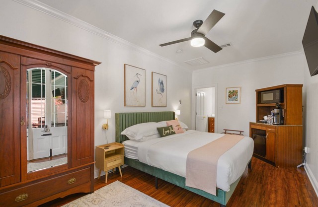 Parkside Villas, 6 Historic Guesthouses, Sleeps 26