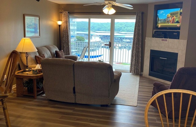 Parkview Bay 3 chambres, 1er étage, donne sur la piscine, au bord du lac, WIFI GRATUIT