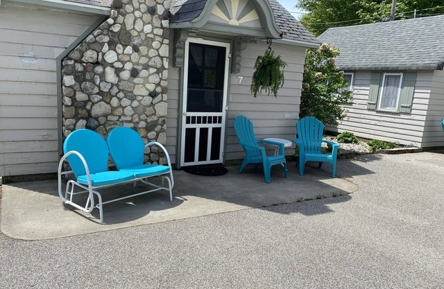 Parkview Cottage #7 - 1/2 block to city beach