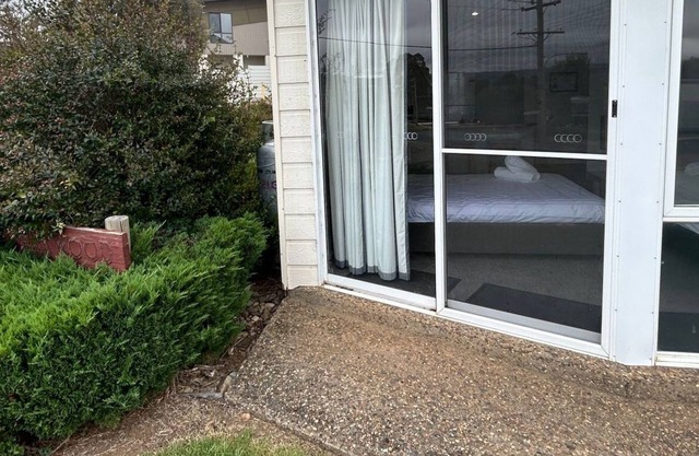 Parkwood 4 - ground floor studio, walking distance to shops and cafes