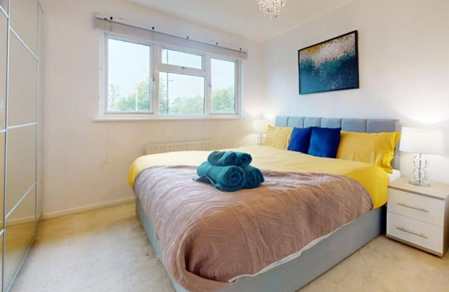 Parlaunt House - 3 bedroom with FREE Parking