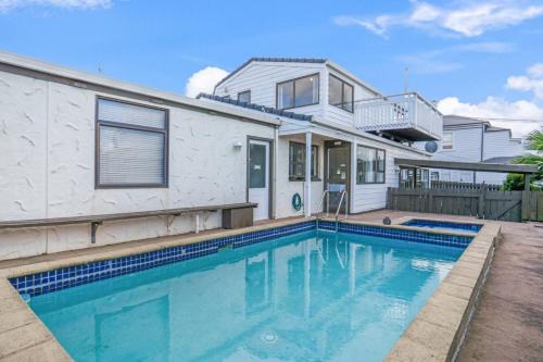 Parnell Home with Pool, Parking and Rangitoto View