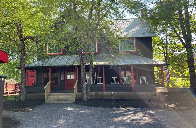 Northern Lights Lodge - A charming waterfront lodge in the heart of Inlet