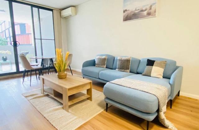 Parramatta fabulous 3-bedroom near train light rail & shop center