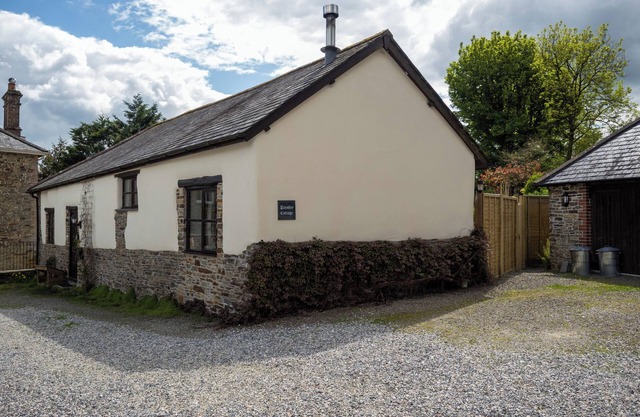 PARSLEY COTTAGE, pet friendly, with open fire in Halwill Junction