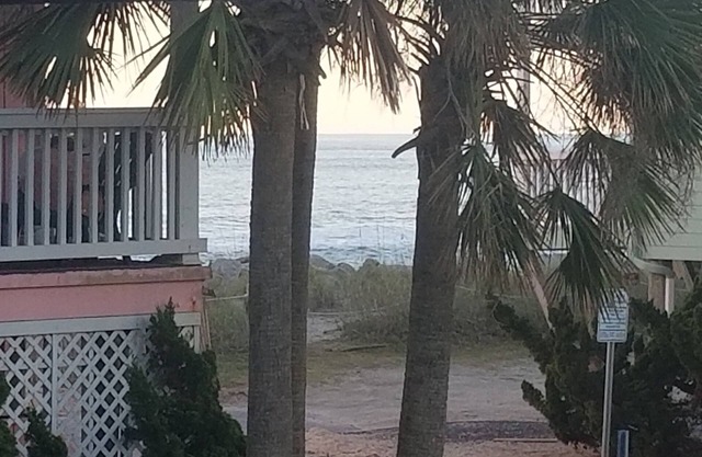 Joli condo propre au 1er étage. En face de la plage. 2 pâtés de maisons de la jetée