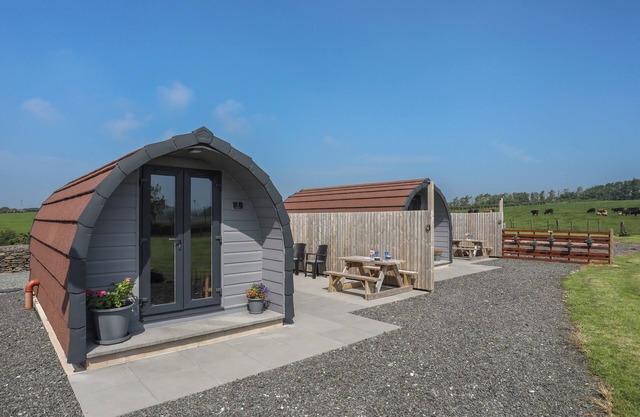PARYS POD, with hot tub in Amlwch