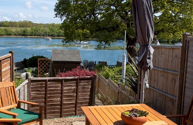 Pass the Keys | 3Bed Family Home with Direct water access, Sleeps 6