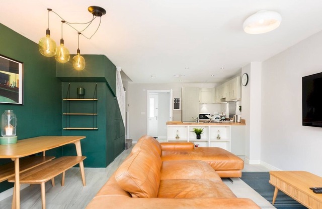 Pass the Keys | 8 Foundry Walk Stylish House with Parking