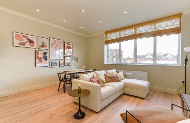 Pass the Keys | Beautifully designed loft, 20 mins central London