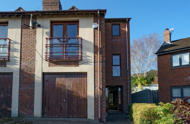 Pass the Keys | Beautiful 3-Bed Riverside Townhouse w/ Parking