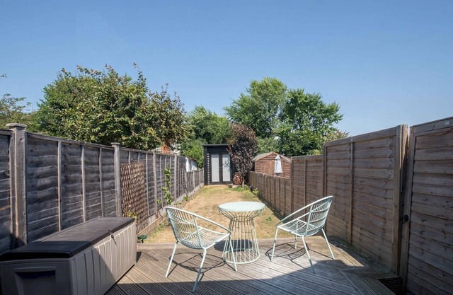 Pass the Keys | 20AP Character 3 Bed Cottage in Farnham, Free Parking