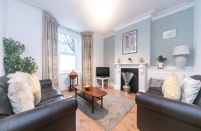 Pass the Keys | Characterful Victorian Home Near Central London