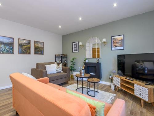 Pass the Keys Family Friendly home in Baildon Court-Free Parking