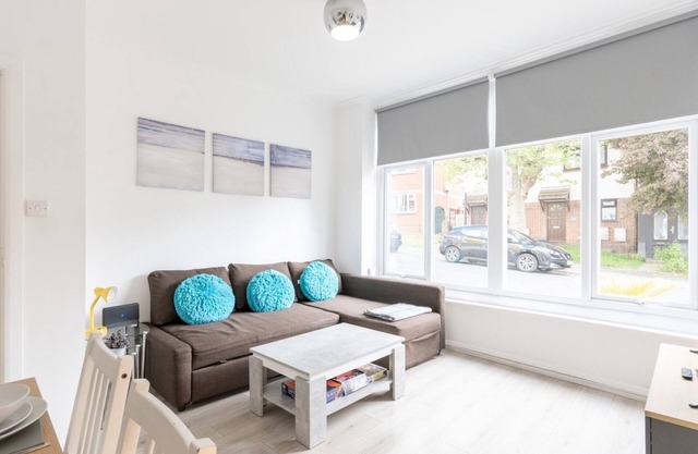 Pass the Keys | Seaside 2-Bedroom Flat | Parking | Sleeps 6