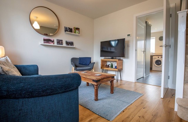 Pass the Keys | Modern 2 bedroom home close to town with parking