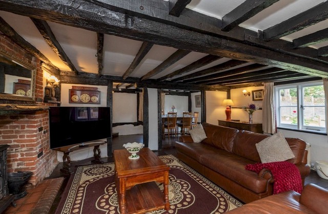 Pass the Keys | Quaint 16th Century Cottage near Wokingham Centre