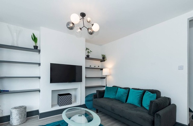 Pass the Keys | Renovated Victorian Terrace near Reading Station