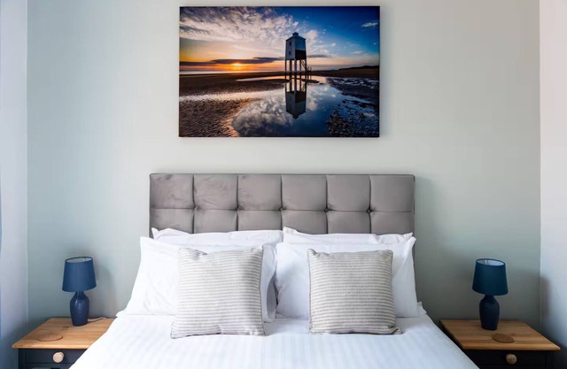 Pass the Keys | Stylish 2 Bed Flat near Beach+M5