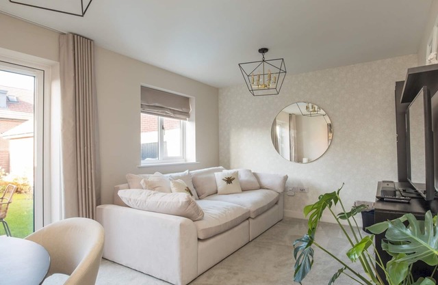 Pass the Keys | Serene Home in Leafy Warfield w/Private Garden