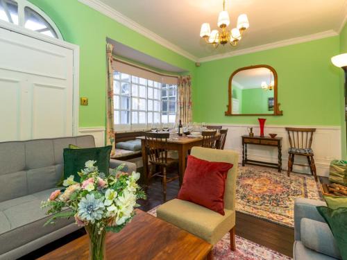 Pass the Keys Spacious home sleeps 9 - walker cyclist retreat