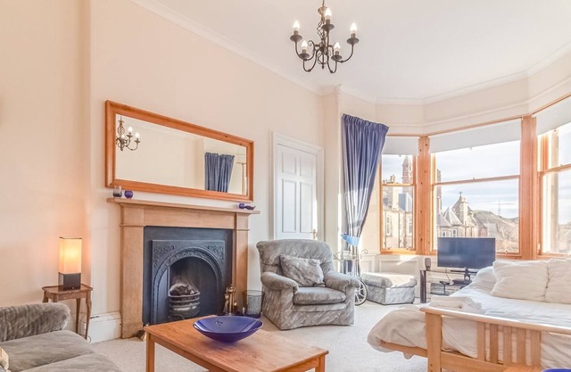 Pass the Keys | Spacious and Bright property, in Chic Morningside! Sleeps up to 6 guests
