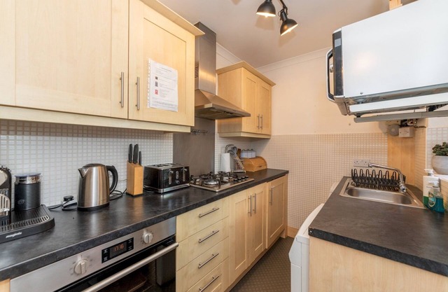Spacious 2 BR Terrace nr Reading Centre & Station