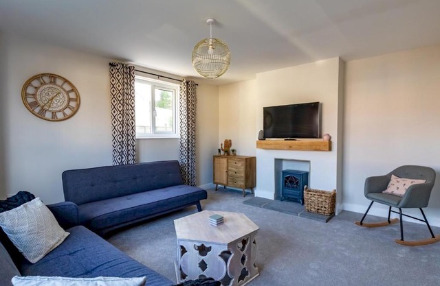 Pass the Keys Stunning 3 Bedroom Home with Free Parking