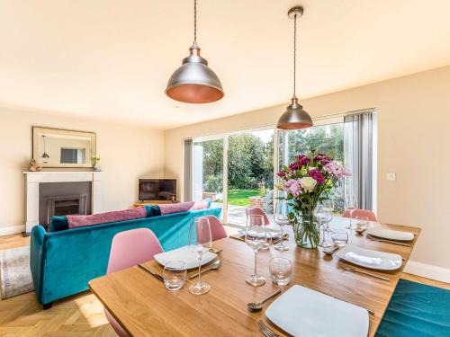 Pass the Keys Stylish and fresh 4 bed beach house with garden