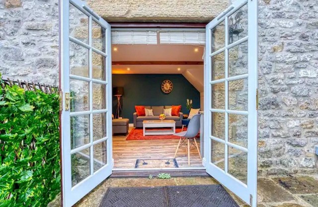 Pass the Keys | Stunning 2 Bed Cottage Walk in to Bakewell