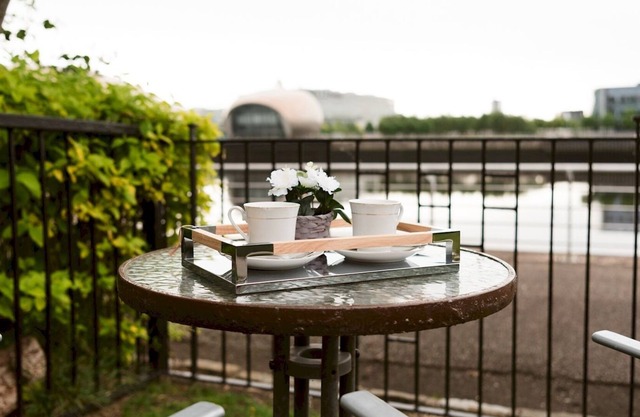 Pass the Keys | Townhouse Overlooking the River Clyde, sleeps 10+