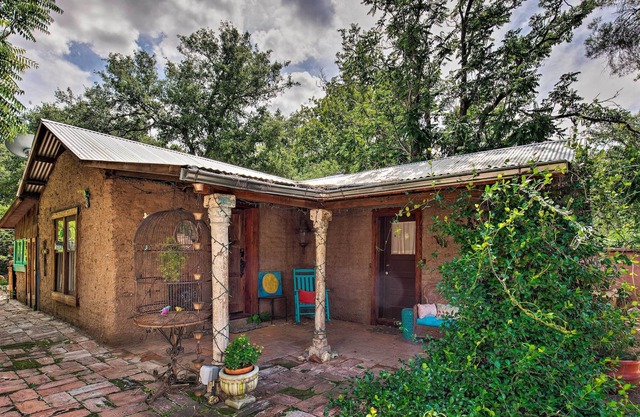 NOUVEAU! Patagonia Cottage w / Patio + Yard, à pied de la ville!