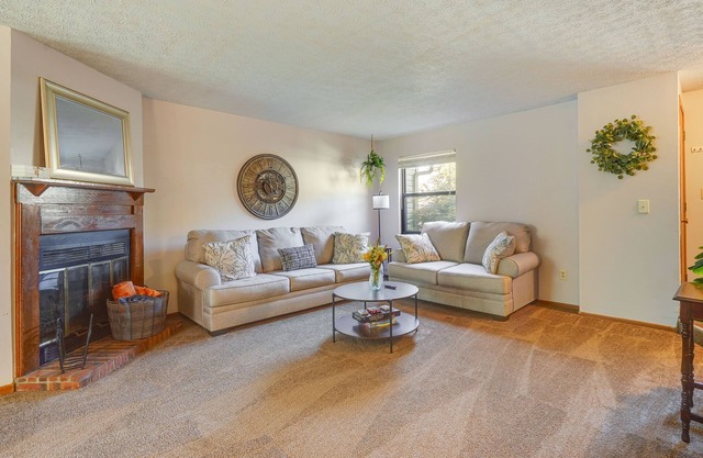 Pataskala Paradise: Cozy Hideaway w/ Fireplace!
