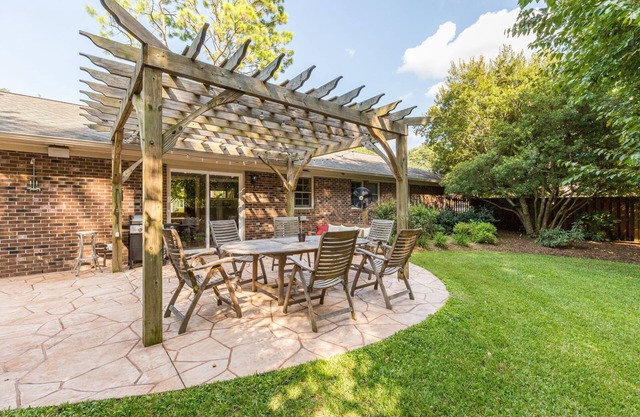 Patio et douche extérieure│Private│3BR - Maison familiale au milieu de Wilmington