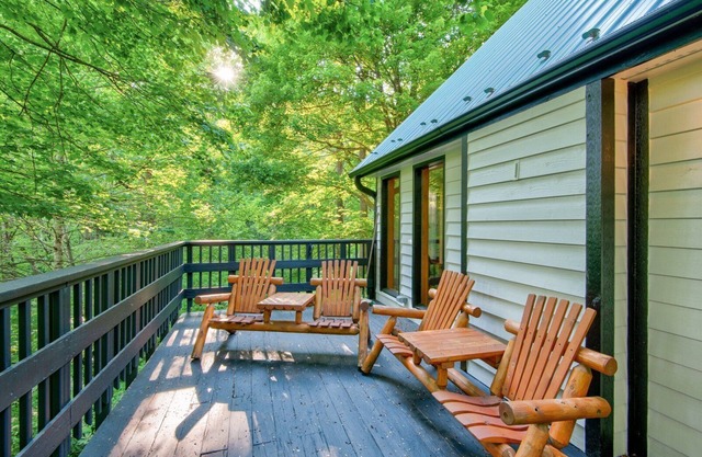 Paws A While- Hot Tub, Pool Table, Firepit & More!