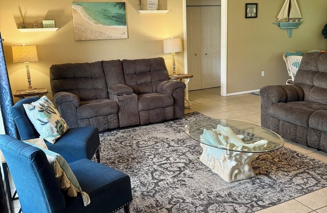 Charming 2-bed, 2-bath, Salt Water Heated Pool, Quaint house in Port Charlotte