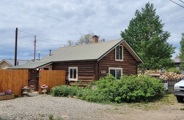 Payton's Place. A cozy cabin with private outdoor space pet friendly.