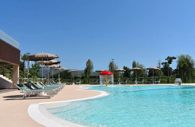 Oasis de Luxe : Appartement avec Terrasse et Piscine de Charme à Hyélé!