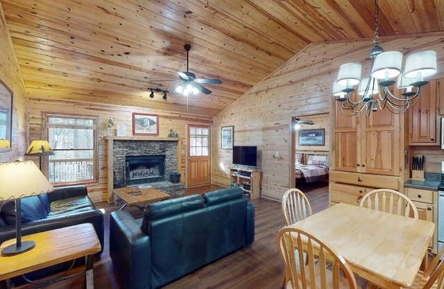 Paix dans les bois: 2 BR, 2 BA Cabin / Bungalow à Sautee Nacoochee, pour 4 personnes
