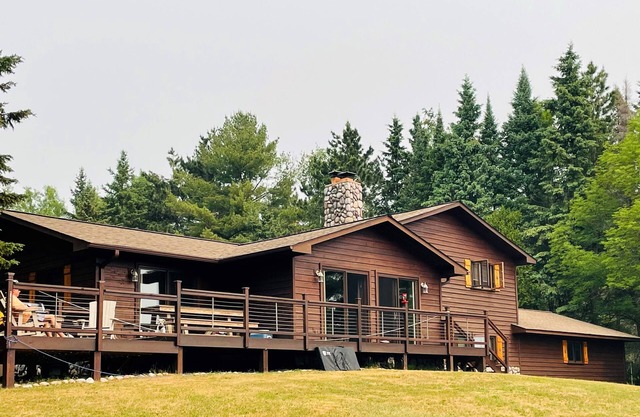 Tranquillité d'esprit sur Namakagon est une maison de location de 5 salles de bain 2 chambres.