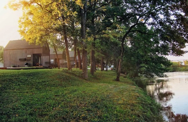 Peace on the River: King Bed, Dogs Ok (Cabin 3)