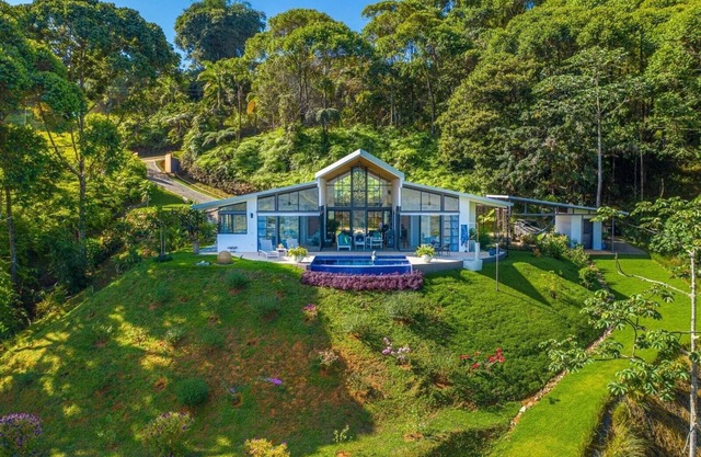 CASA MONTAÑA VERDE, PEACEFUL, 3BDR, INFINITY POOL!
