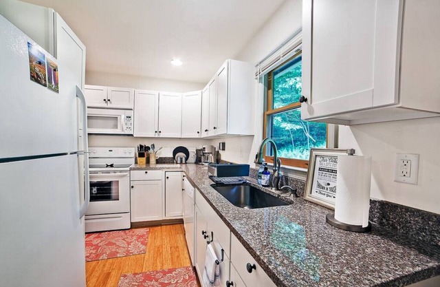 Peaceful 2 bedroom cabin with indoor fireplace!