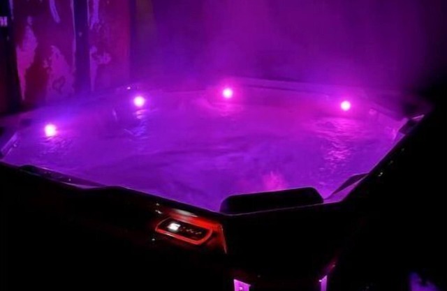 Peaceful 2Bed, Office, HotTub!