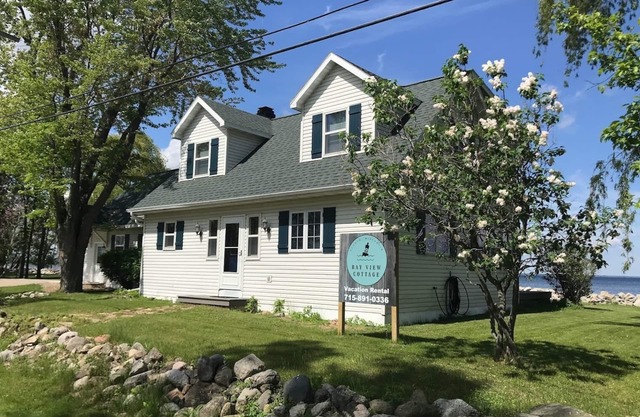Peaceful 3 bedroom cottage with loft on the west shore of Green Bay.