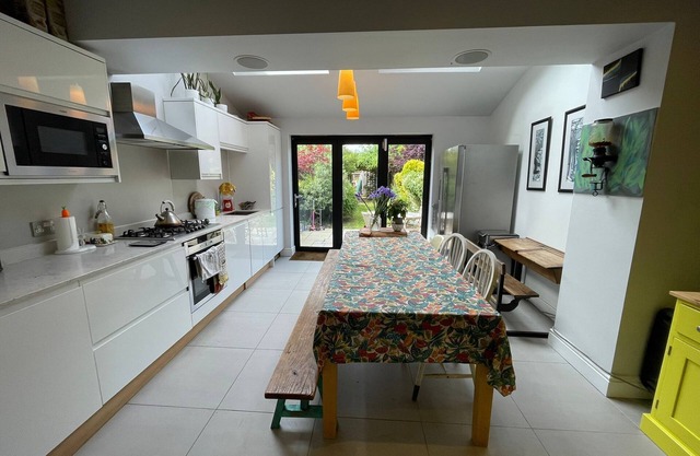 Peaceful 3 bedroom house in Bromley with off street parking and private garden