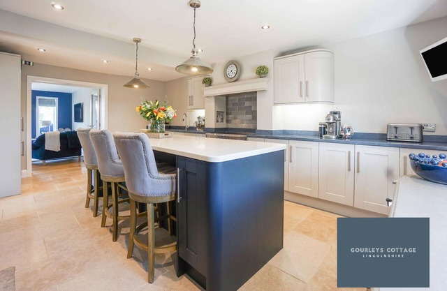 Peaceful 3 Bedroomed Lincolnshire Cottage with Hot Tub in Laughterton nr Lincoln