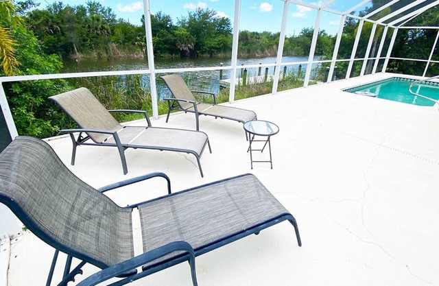 Peaceful 4/2 pool home on canal w/gulf access--10 min to beach!