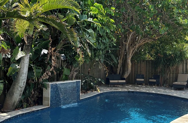 Peaceful 4 Bedroom Getaway: 8 min from the beach